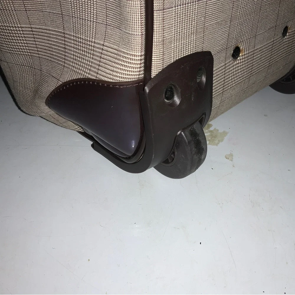 Liz Clairborne O hara series wheeled travel hand duffel luggage. Weekender. New. - Picture 7 of 8
